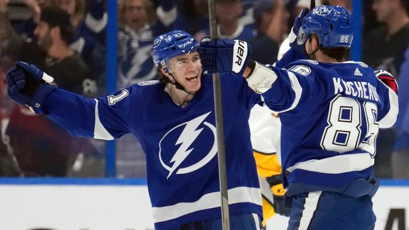 Johansson triumphs in his inaugural game, Paul shines with a pair of power-play goals, and the Lightning secure a 5-3 victory over the Predators